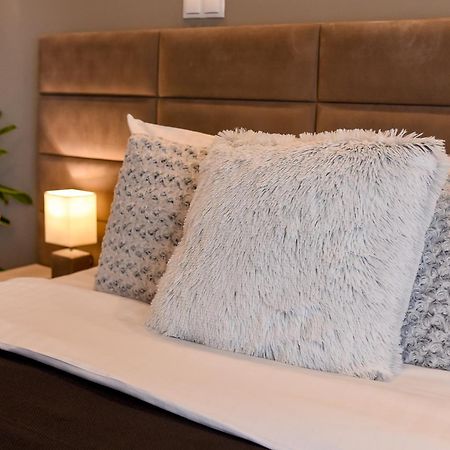 Chic Accommodation With Breathtaking Views Over Calea Victoriei - Your Central Heaven Bukareszt Zewnętrze zdjęcie